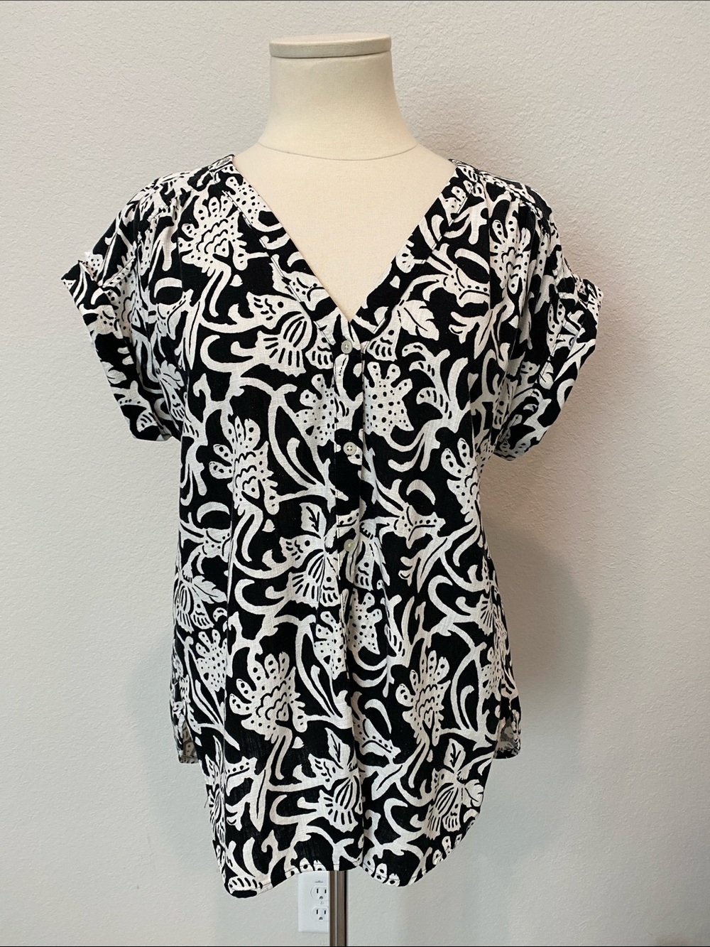 LOFT Black and White Floral V-Neck Linen Blend Blouse